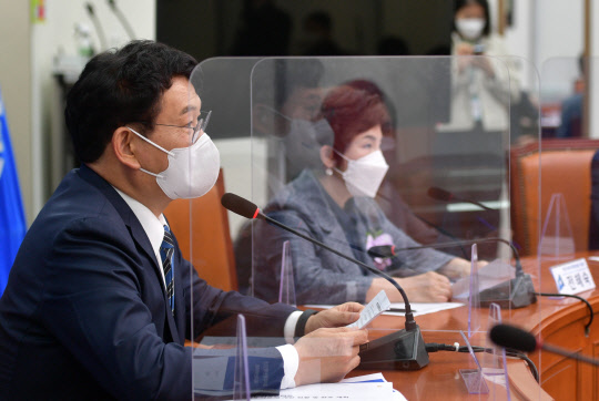 송영길 민주당 대표가 6일 국회에서 열린 코로나 백신치료제 특별위원회의에서 발언하고 있다. 국회사진기자단=연합뉴스